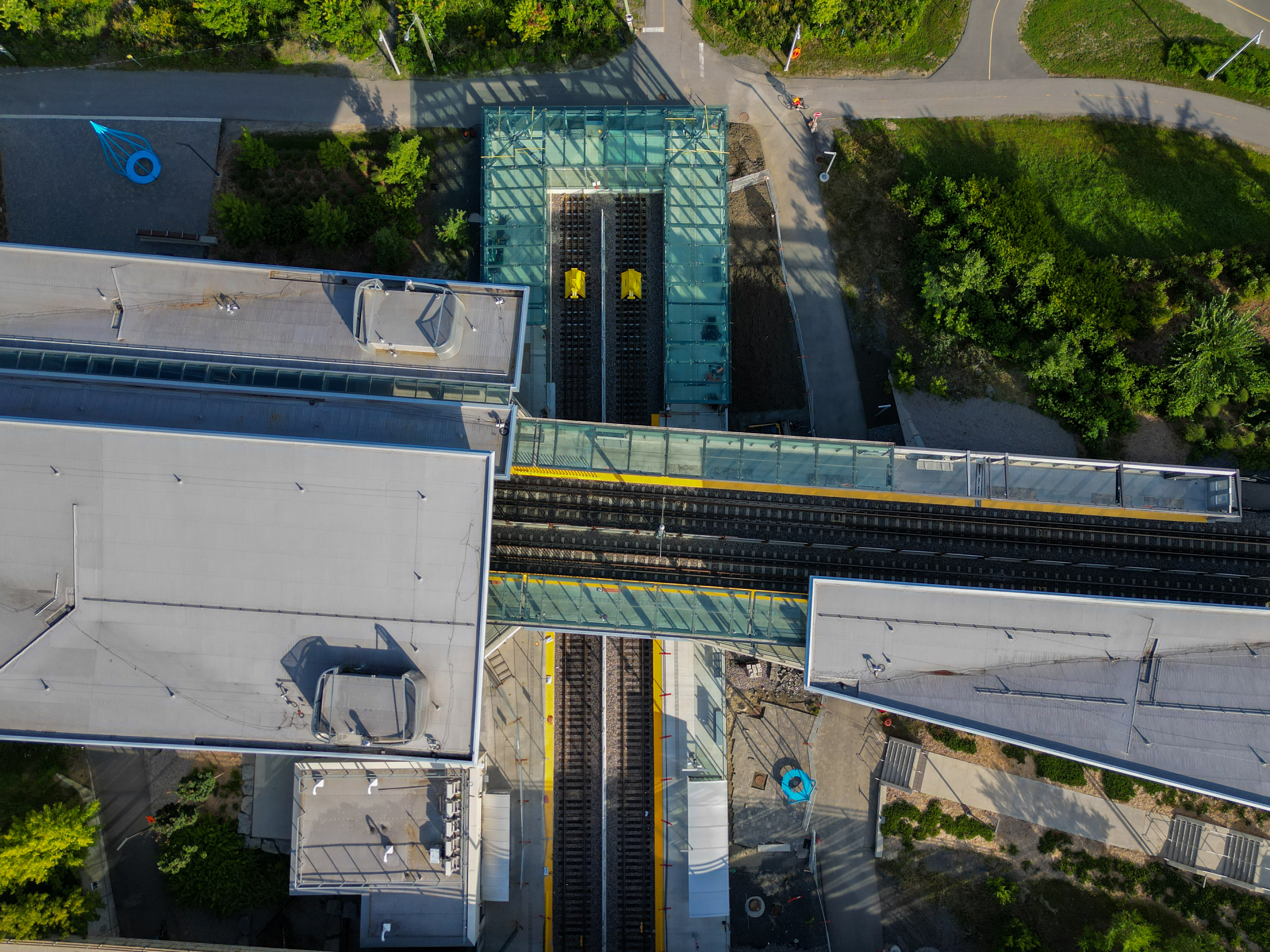Photo representant une Vue aérienne du quai de la ligne 2 à la station Bayview. 