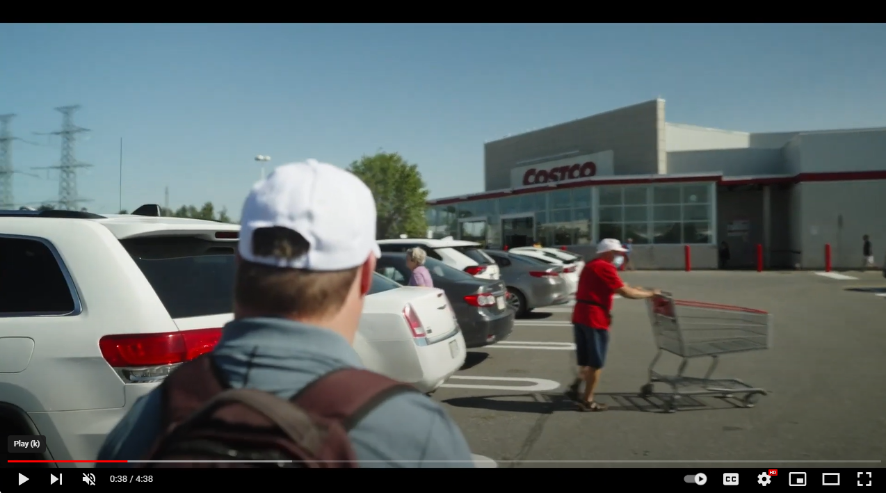 Capture d'écran de la minute 00:38 de la vidéo montrant Daniel qui arrive au travail, à la pâtisserie d’un magasin Costco. Il salue ses collègues d’un sourire.