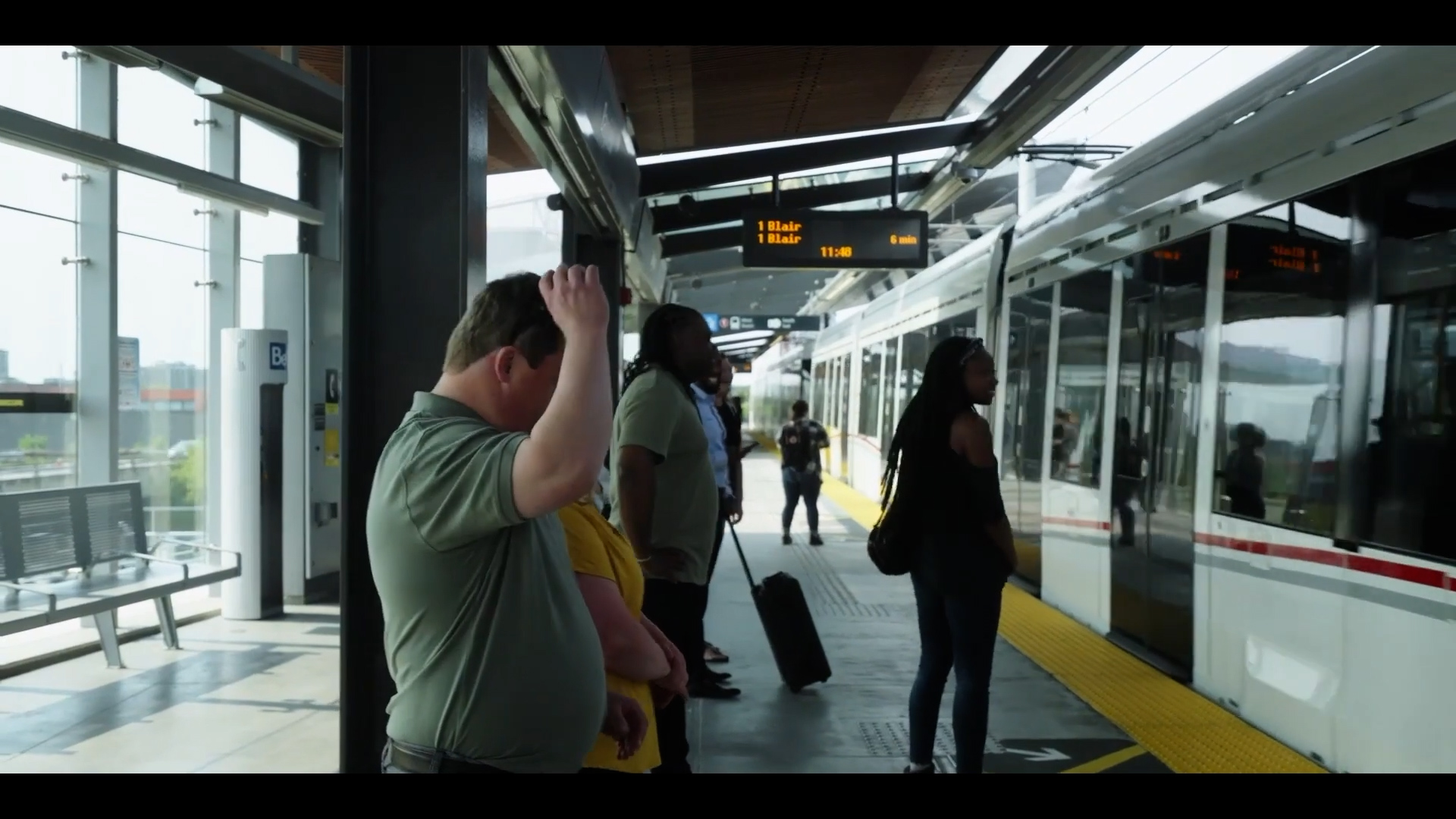 Capture d'écran de la minute 01:15 de la vidéo montrant Daniel et Lisa prendre place dans l'0-Train.