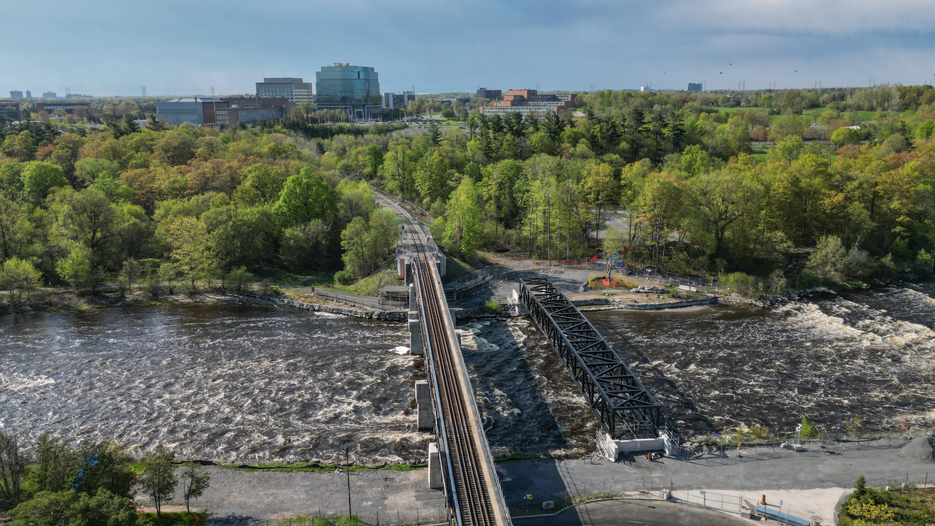 Pont ferroviaire et multiusager de l'O?Train au-dessus du canal Rideau à côté de l'université de Carleton