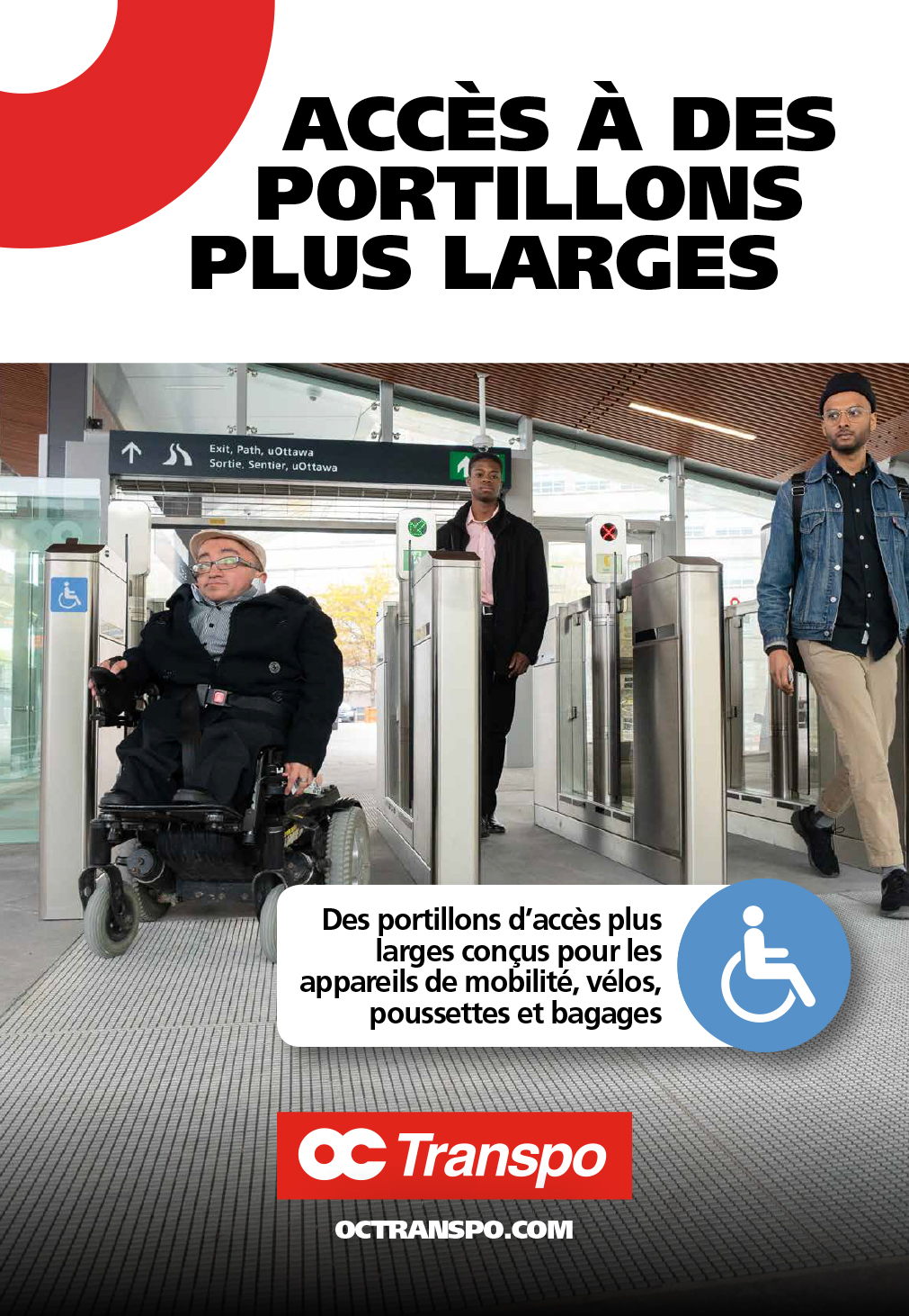 Un homme en fauteuil roulant électrique franchit un portillon d'accès plus large et accessible. Texte sur l'image : Des portillons d'accès plus larges conçus pour les appareils de mobilité, vélos, poussettes et bagages