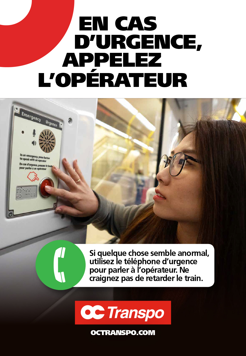 Une femme utilisant un téléphone d'urgence. Texte sur l'image : Si quelque chose semble anormal, utilisez le téléphone d'urgence pour parler à l'opérateur. Ne craignez pas de retarder le train.