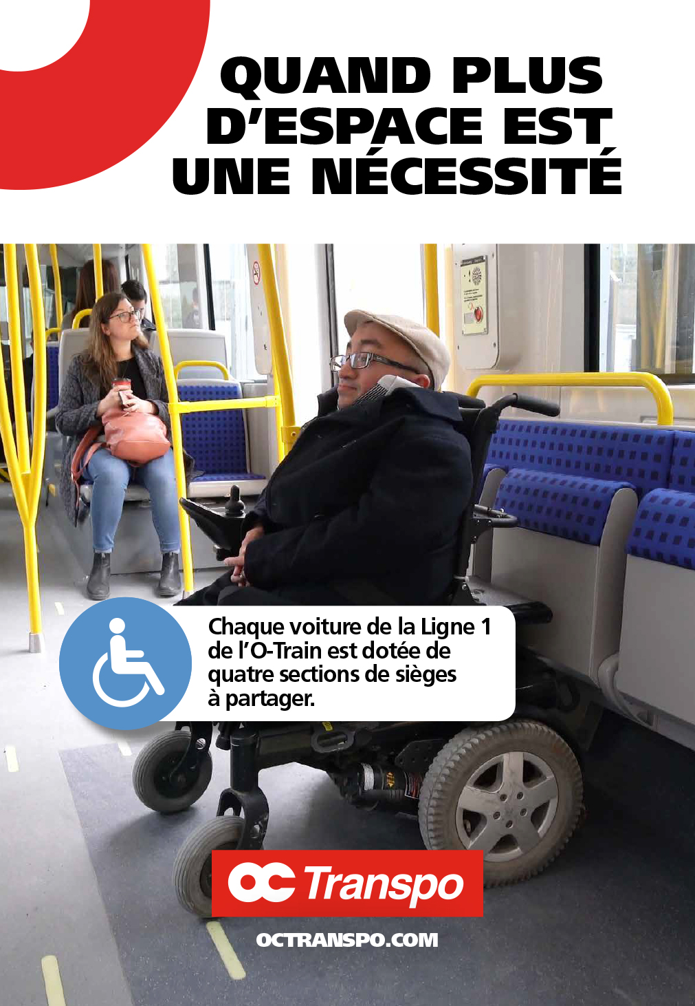 Un homme en fauteuil roulant électrique dans l'aire de sièges à partager. Texte sur l'image : Quand plus d'espace est une nécessité. Chaque voiture de la Ligne 1 de l'O-Train est dotée de quatre sections de sièges à partager.